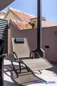 Main Square Duplex with Rooftop Terrace - Image 4