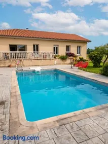 Villa spacieuse avec piscine privée à Saint-Laurent-de-Neste - Image 1