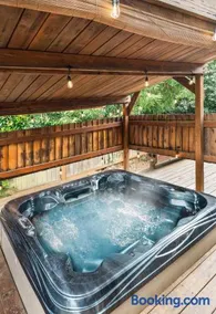 Kirkland Oasis Chic Basement Retreat with Hot Tub - Image 2