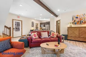 Firepit-Pvt Hot Tub-Cozy Retreat-Free Attraction Tickets-Cmty Indoor Pool - Image 1