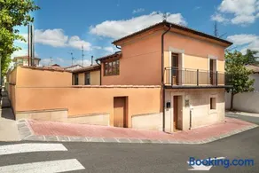 URIBE-ENEA Casa sola con amplio patio en Elciego con visita a bodega, siempre sujeta a disponibilidad - Image 1