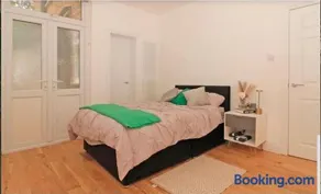 Stylish 3BR House Near Central London - Image 5
