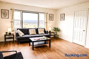 Lake View Home, Sleeps 9, Near Cornell, Family Friendly, Free Parking - Image 2