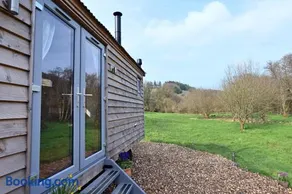 Meidrim Meadows luxury shepherd's hut - Image 4