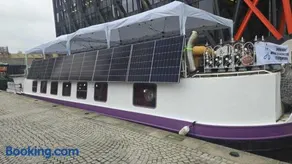 Unique Houseboat Retreat for 4 with Cafe - Image 2