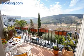 Encanto en Iznájar con terraza y vistas a la montaña - Image 2