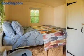 Hill Top Hideaway Shepherds Hut with Hot Tub - Image 3