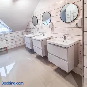 Hostel - Image 3