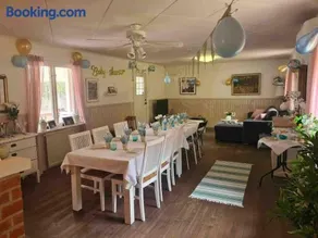 Idyllic cottage with lake view with 11 beds - Image 2
