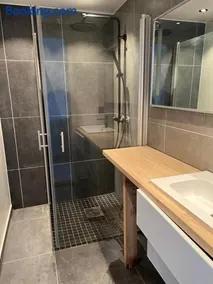 New renovated apartment, superb location and free parking - Image 4