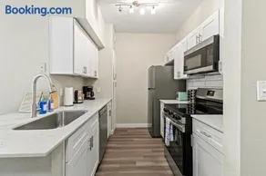 Lux 1BR - Pool, BBQ - Near Med District & Nightlife - Gated Community - Image 5