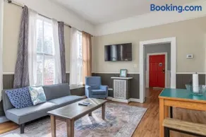 Cozy Downtown Back Unit - The Sunny Southern Manse - Image 1