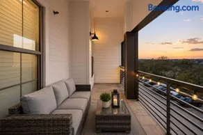 Modern 2BR Apartment with Gym, Pool and Parking - Image 2