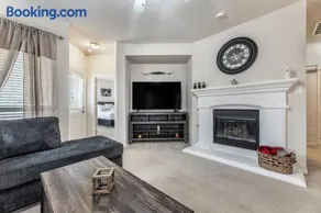 Your Western Comfort Near Stadiums & Downtown - Image 2