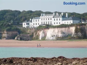 Broadstairs Beach Holiday Apartments, opposite Kingsgate Bay with a parking space - Image 3