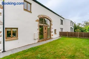 Spacious 3BR House in Blackburn, Garden, Free WiFi & 4-Car Parking - Image 2