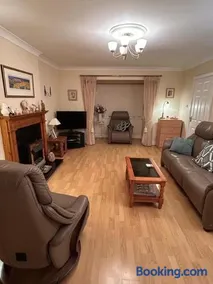 Balrath Wood - entire 3 bedroom house with drive and garden sleeps 5 - Image 1