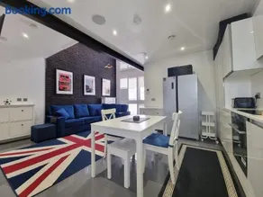 Deluxe Townhouse Zone 1 Brick Lane - Image 4