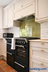 White House Hideaway with sea views, 2 minute walk to Pett Level beach - Image 4