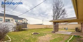 The Spacious Avocado 4 Bed, 2 Bath - Image 3