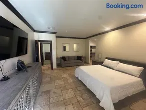 Spacious 5-bedroom farmhouse in Laveen with AC - Image 2
