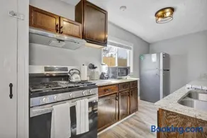 5 Bedroom, 6 Bed Cozy and Spacious Home - Image 4