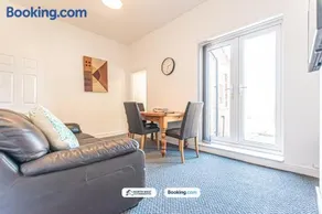 Modern 3BR House in Ince Ideal for Contractors & Long Stays - Image 4