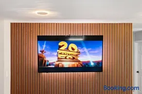 Luxurious National Harbour home - Image 4
