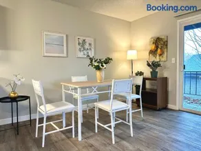 Cozy One-Bedroom Haven with Big Balcony - Image 4