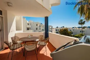 Penthouse with sunny terrace and sea views - Image 5