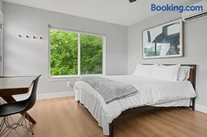 Detached 1 Bed 1 Bath In-law Suite 3 miles from Downtown! - Image 2