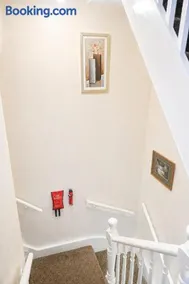 Bright Attic Room with Skylight & Workspace - Image 2