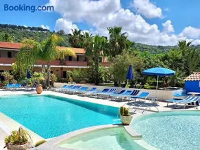Farmhouse with swimming pool in Capo Vaticano - Image 1