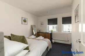 Morford-15 - Renovated 3-Bedroom House - 10 min Walk to Centre - Image 4