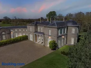 Beccles Georgian Mansion l 9 Bedrooms, Hot Tub & Parkland - Image 3