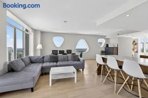 3BR Penthouse with Skyline Views & Patio - Image 1