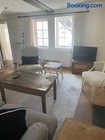 Lovely Two Bedroom Town House - Minimum 2 Night Stay - Image 1
