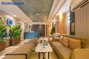 Saltstayz Premier - Noida Sector 15 - Image 3