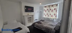 Stay near Derby city centre, hospital & train station - Image 4