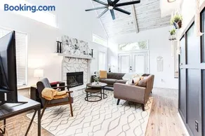Scandi Chic-mins to KSU, Sleeps 5, wKing, pet friendly - Image 4