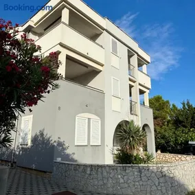 Isla Lux Apartment - Image 3