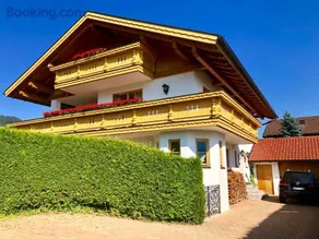 Ferienwohnung Bergblick für bis 13 oder 14 Personen mit 5 Schlafzimmer und 3 Bäder - Image 1