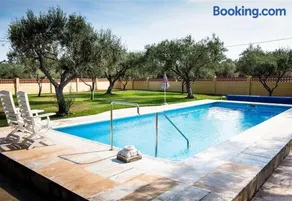 Villa with great garden and pool - Image 3