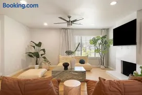 Sunlit Oasis with Heated Pool and Jacuzzi 20 minutes to Disneyland - Image 4