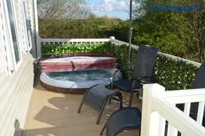 Luxury Hot Tub Caravan Tattershall Lakes, 6 berth, Dog & Pet friendly - Image 3