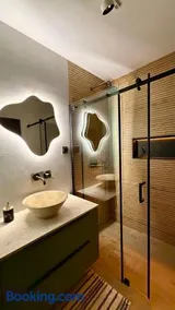 River View Penthouse & Jacuzzi - Image 2
