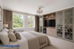 Tudor Villa - A Luxury Riverside Retreat - Sleeps 14 - Image 2
