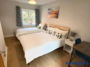 2 Bedroom Flat near Redhill train station, easy access to Gatwick & London - Image 5