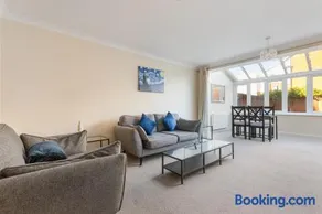 4Bed House Redhill Train Station - Image 3