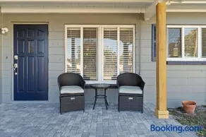 Luxury design, hot tub, close proximity to beach - Image 3